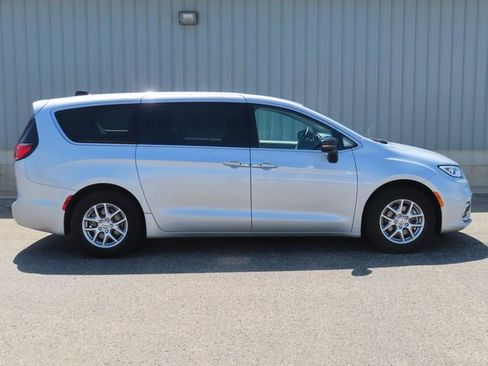 Used 2024 Chrysler Pacifica Touring-L FWD image 3