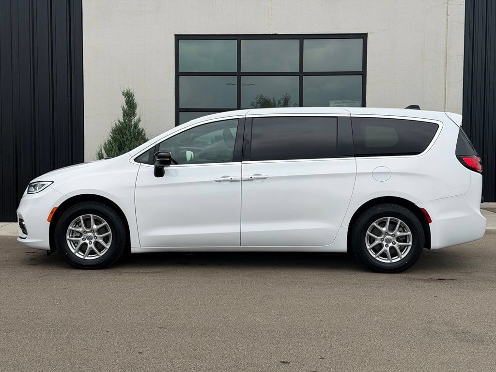 Used 2025 Chrysler Pacifica Select FWD image 2