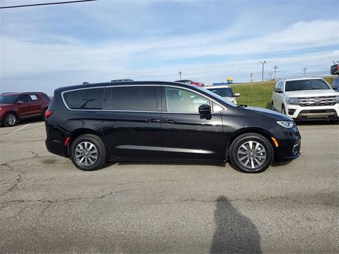 Used 2024 Chrysler Pacifica Select image 3