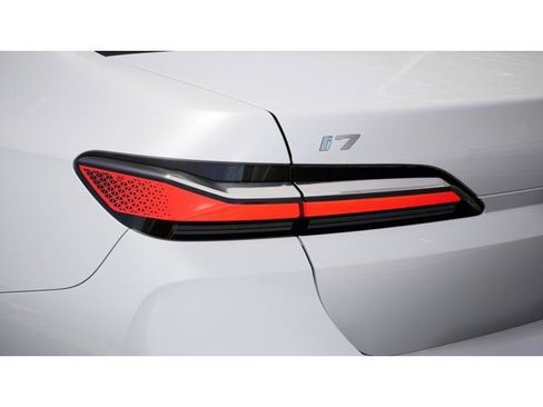 Used 2025 BMW i7 eDrive50 w/ Premium Package image 13