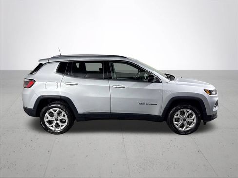 Used 2025 Jeep Compass Latitude AWD/4WD image 5