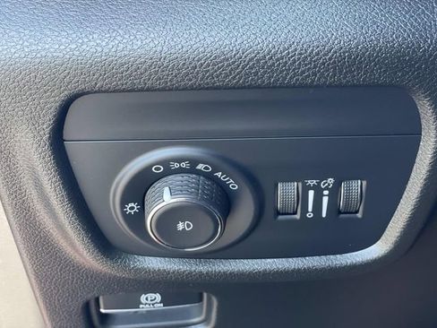 Used 2024 Jeep Grand Cherokee Limited image 19