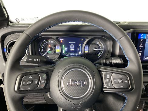 Used 2025 Jeep Wrangler Unlimited Rubicon 4xe AWD/4WD image 19