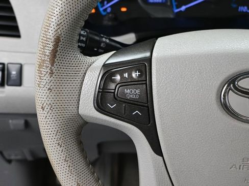 Used 2014 Toyota Sienna XLE image 25