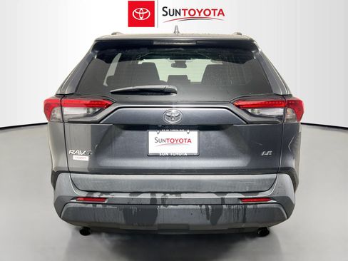 Used 2021 Toyota RAV4 LE FWD image 5