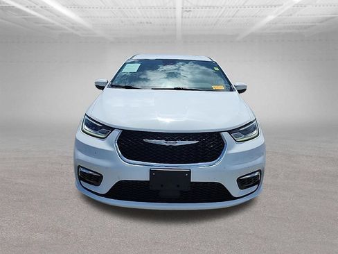 Used 2023 Chrysler Pacifica Touring-L FWD image 3