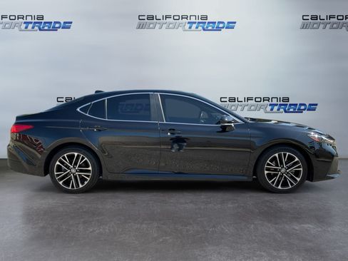 Used 2025 Toyota Camry XLE FWD image 4
