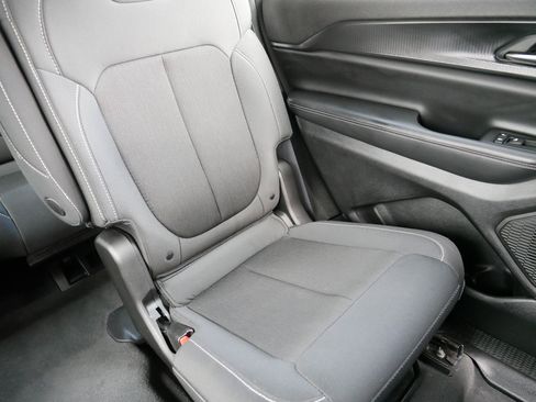 Used 2023 Jeep Grand Cherokee L Laredo image 14