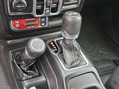Certified 2025 Jeep Wrangler Unlimited Rubicon AWD/4WD image 15