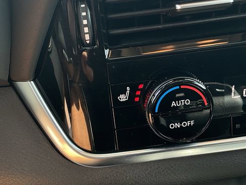 Used 2023 Nissan Rogue SL FWD image 32