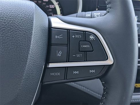 Used 2025 Toyota Highlander XLE image 23