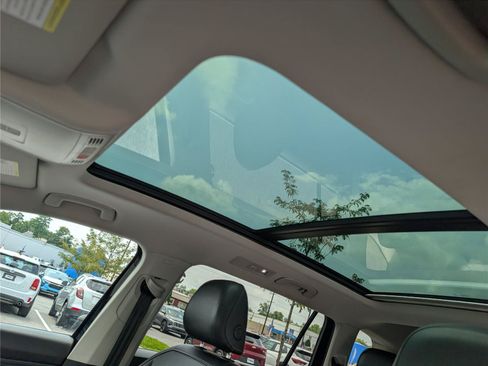 Used 2018 Volkswagen Tiguan SE w/ Panoramic Sunroof Package AWD/4WD image 10