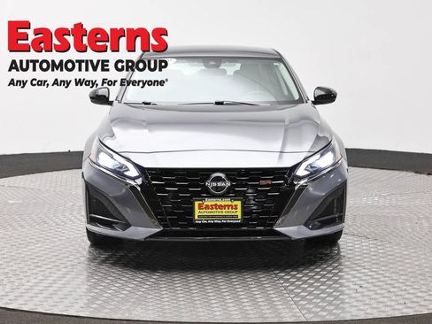 Used 2023 Nissan Altima 2.5 SR FWD image 2