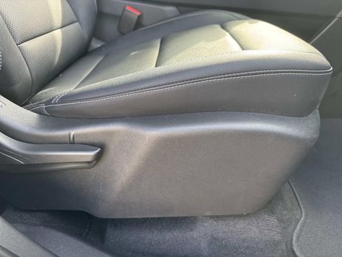 Used 2025 Chevrolet Traverse LT image 14