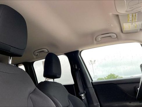 Used 2020 Jeep Renegade Latitude FWD image 25