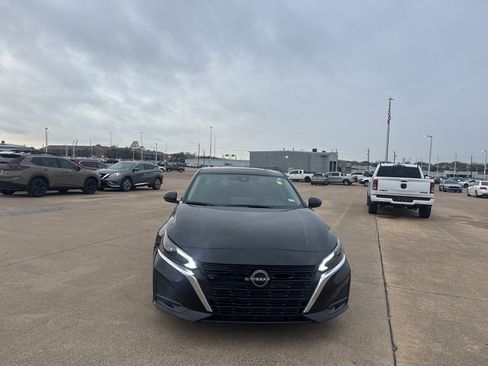 Certified 2023 Nissan Altima 2.5 SV w/ SV Premium Package image 4