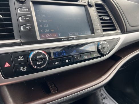 Used 2019 Toyota Highlander XLE AWD/4WD image 10