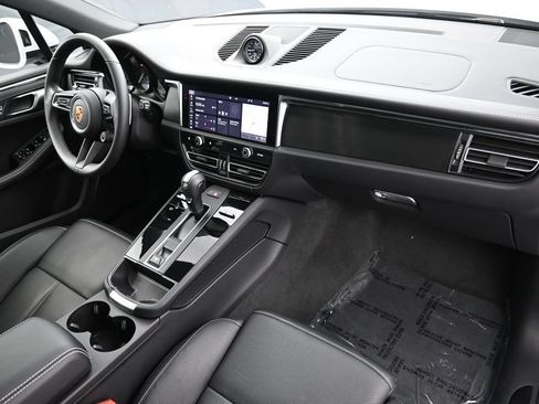 Certified 2025 Porsche Macan GTS AWD/4WD image 31