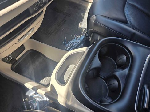 Used 2023 Chrysler Pacifica Touring-L FWD image 30