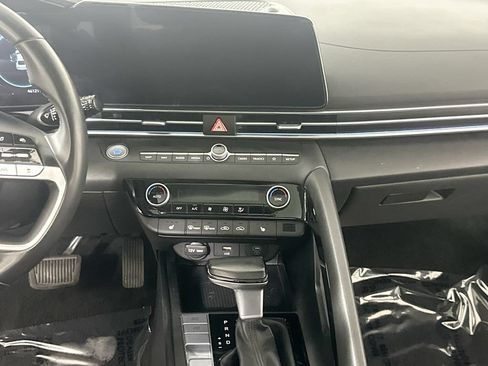 Used 2025 Hyundai Elantra SEL FWD image 18