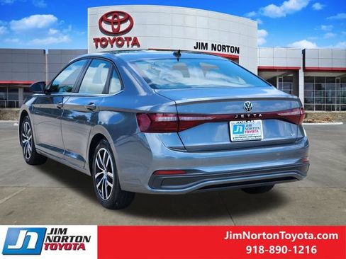 Used 2025 Volkswagen Jetta SE FWD image 8