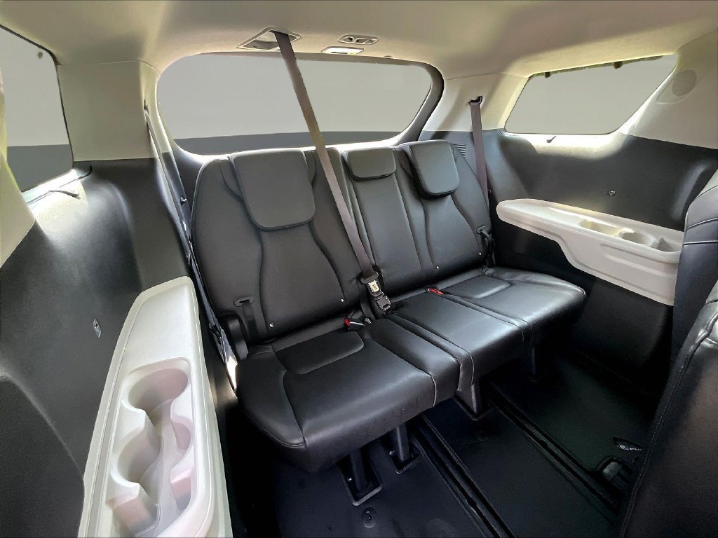 Used 2023 Kia Carnival EX FWD image 27