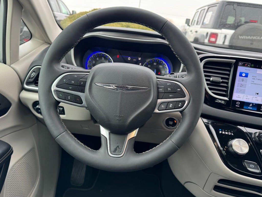 Used 2024 Chrysler Pacifica Touring-L FWD image 13
