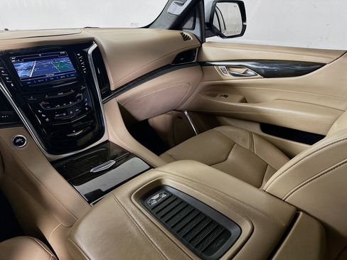 Used 2019 Cadillac Escalade Platinum AWD/4WD image 24