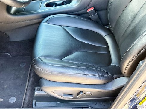 Used 2017 Lincoln MKC Premiere image 18