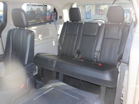 Used 2016 Chrysler Town & Country Touring w/ Driver Convenience Group image 31