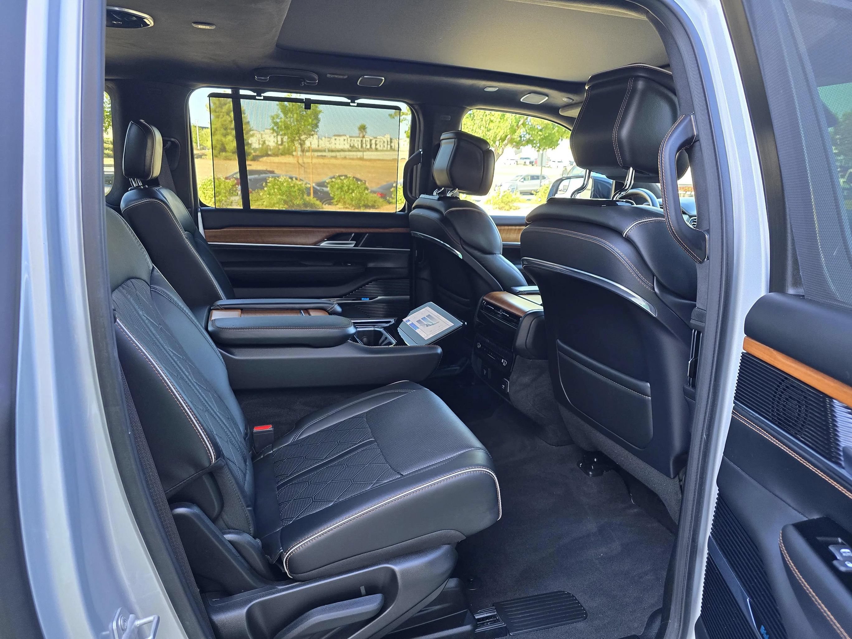 Used 2024 Jeep Grand Wagoneer L Series III AWD/4WD image 44