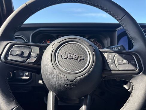 Used 2025 Jeep Wrangler Unlimited Rubicon AWD/4WD image 27