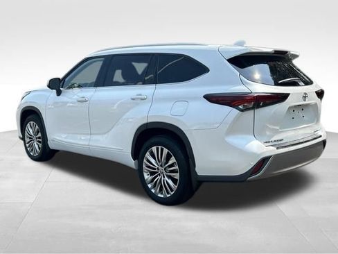 Certified 2025 Toyota Highlander Platinum AWD/4WD image 3