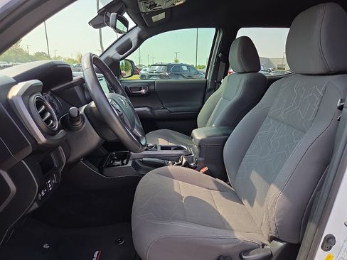 Used 2019 Toyota Tacoma TRD Off-Road AWD/4WD image 15