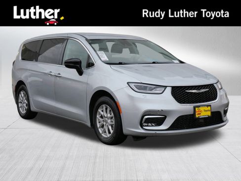 Used 2024 Chrysler Pacifica Touring-L image 1