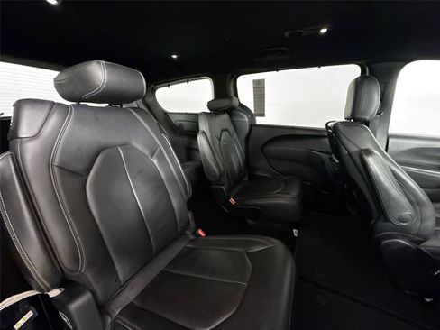Used 2020 Chrysler Pacifica Touring-L Plus FWD image 39