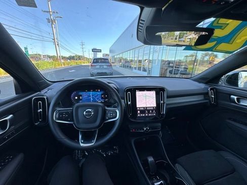 Certified 2025 Volvo XC40 B5 Plus AWD/4WD image 21