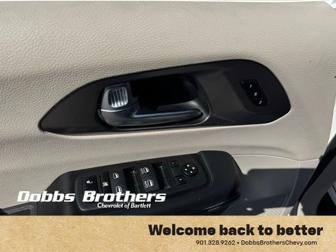 Used 2023 Chrysler Pacifica Touring-L FWD image 13