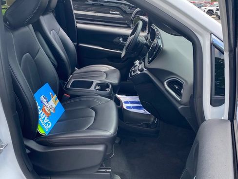 Used 2025 Chrysler Pacifica Select FWD image 18