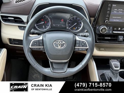 Used 2022 Toyota Highlander XLE FWD image 12