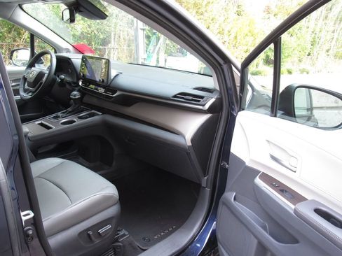 Used 2023 Toyota Sienna XLE w/ XLE Plus Package AWD/4WD image 19