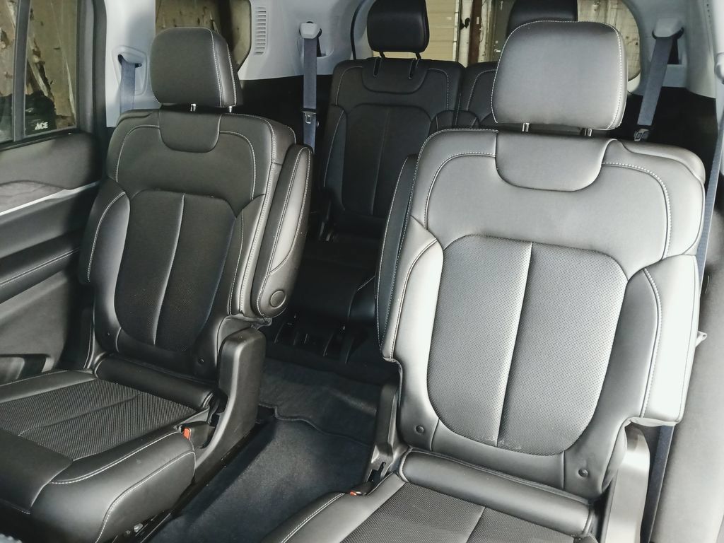 Used 2023 Jeep Grand Cherokee L Limited w/ Luxury Tech Group II AWD/4WD image 13