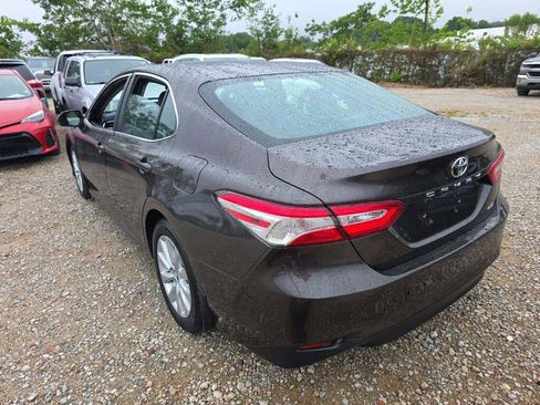 Used 2018 Toyota Camry LE FWD image 2