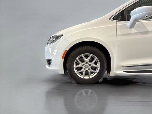Used 2020 Chrysler Pacifica Touring-L w/ Advanced Safetytec Group FWD image 32