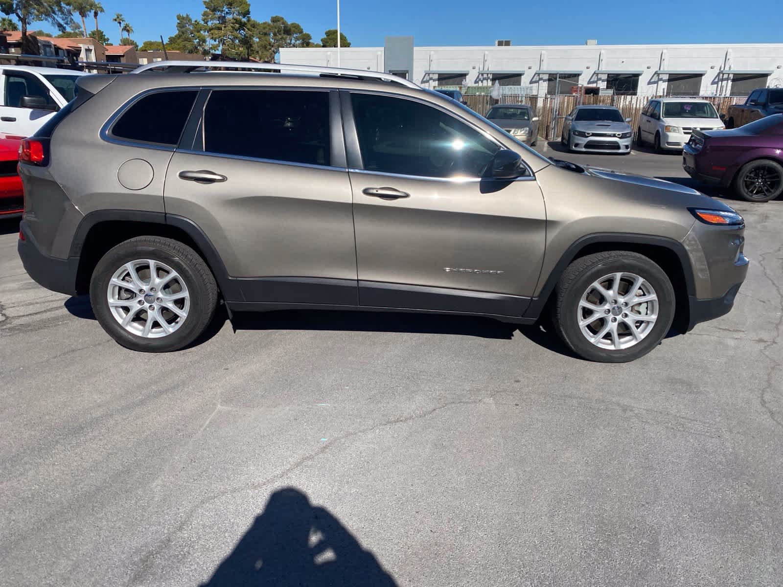 Used 2016 Jeep Cherokee Latitude w/ Comfort/Convenience Group FWD image 4