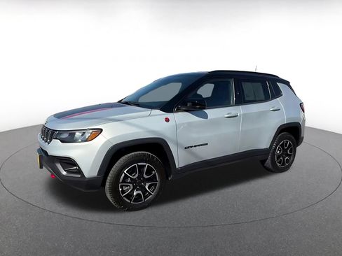Used 2025 Jeep Compass Trailhawk AWD/4WD image 8
