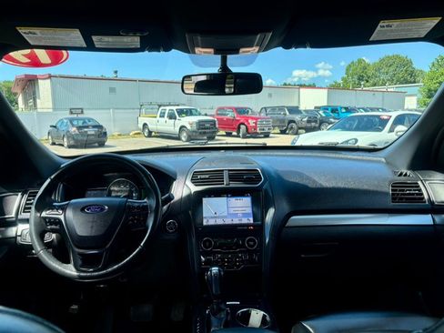 Used 2019 Ford Explorer XLT w/ Equipment Group 202A AWD/4WD image 12