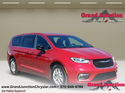 Used 2025 Chrysler Pacifica Select