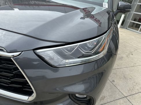 Used 2025 Toyota Highlander Platinum image 11
