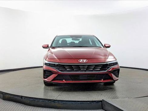 Used 2025 Hyundai Elantra SEL image 12